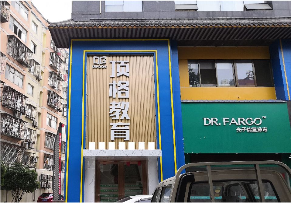 灵宝门头设计要符合门店特色。